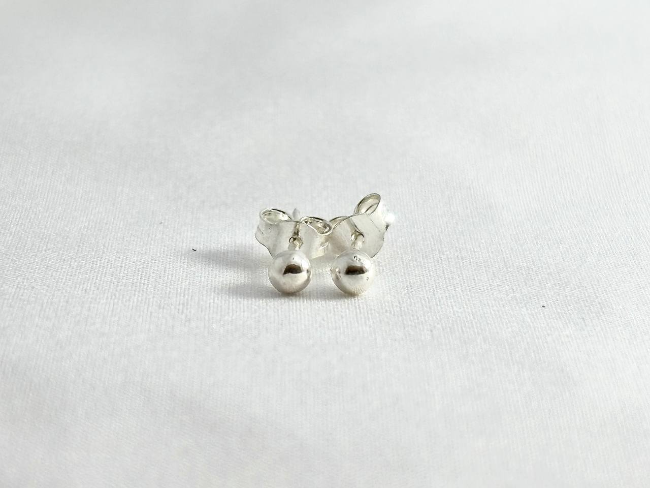 Aretes Bolita mediana en Plata 925