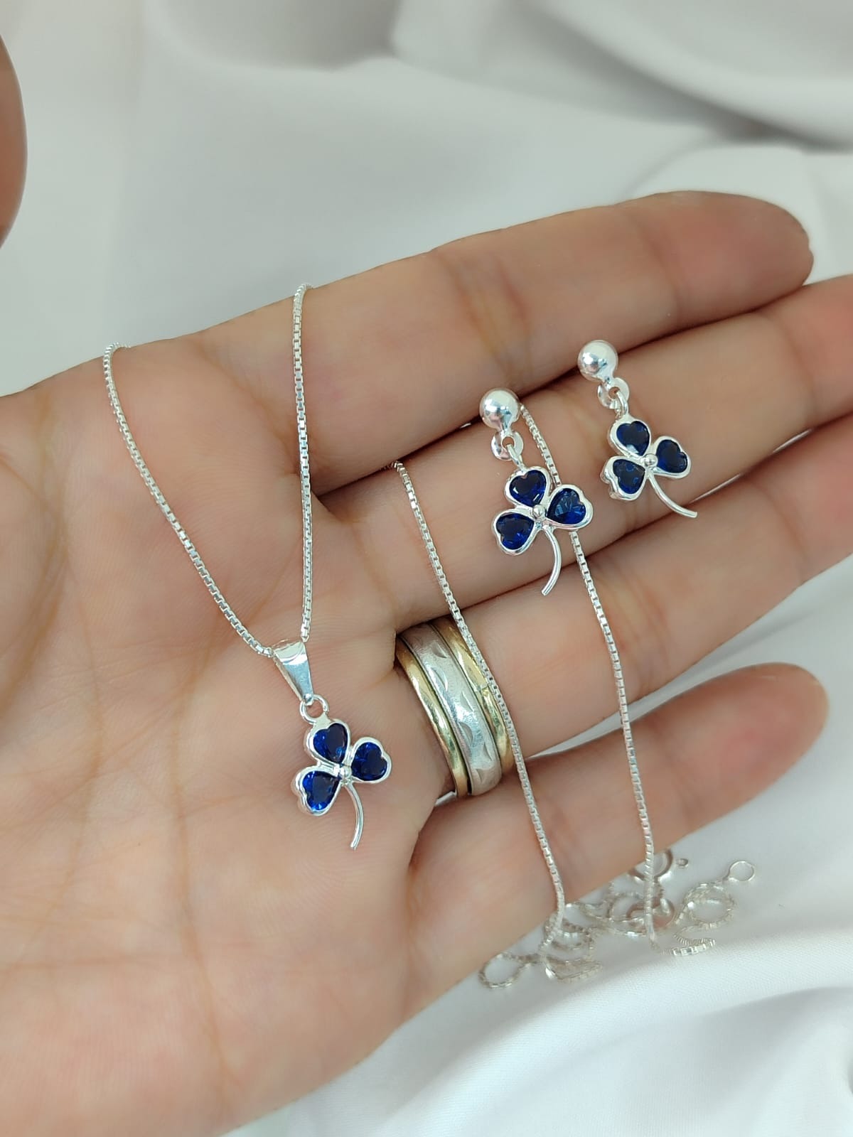 Set de cadena y aretes Azul de Suerte